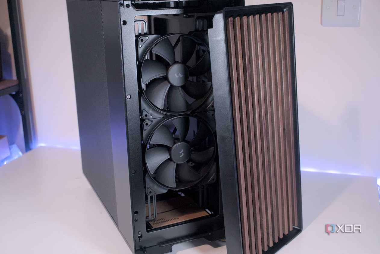 Removing the Fractal Design North front panel