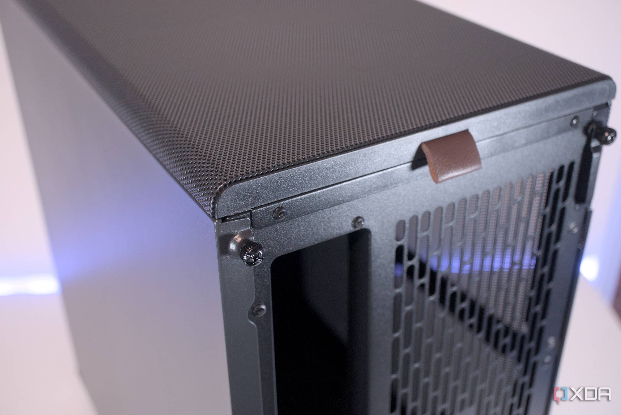 Fractal Design North to panel tab
