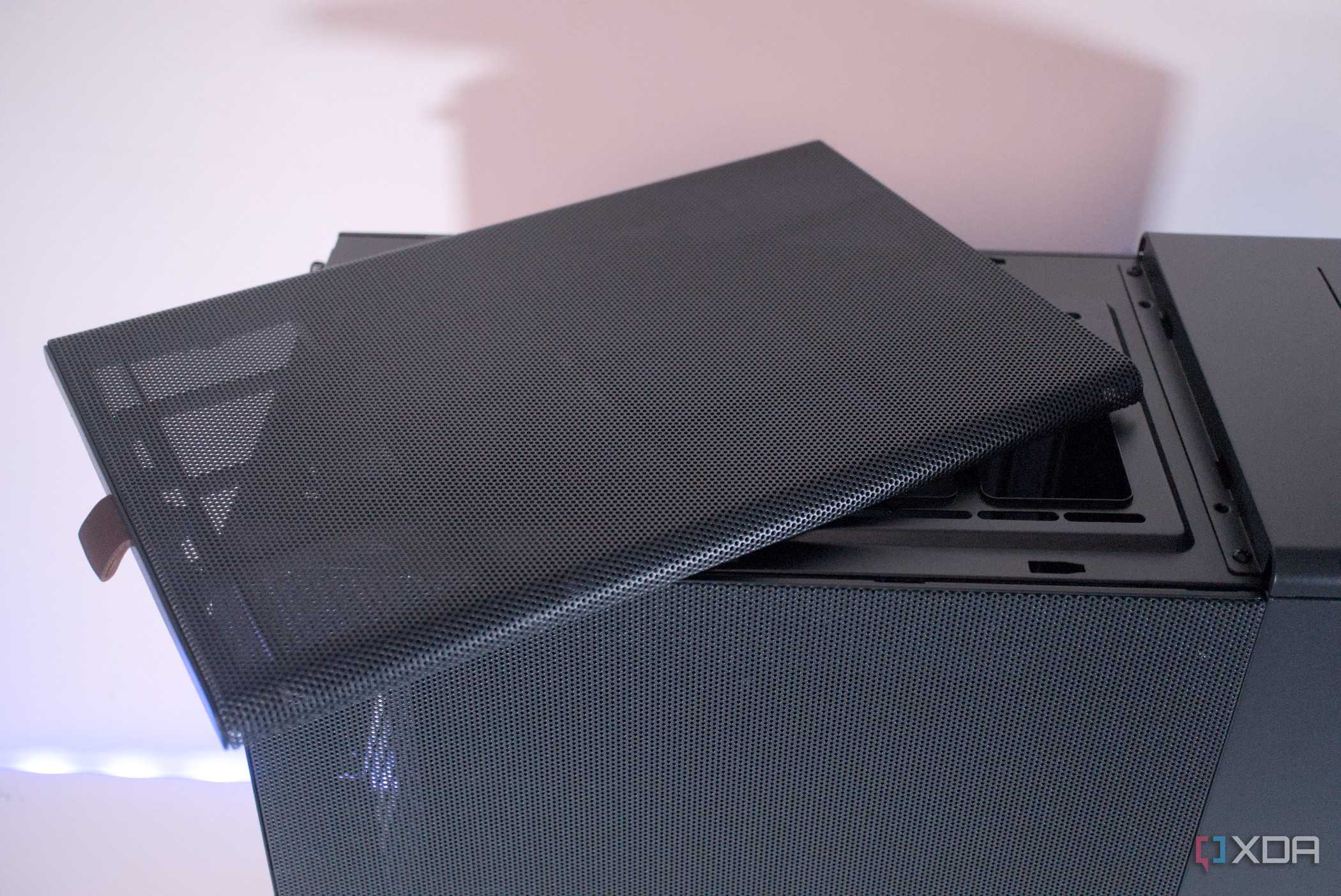 Removing the Fractal Design North top panel