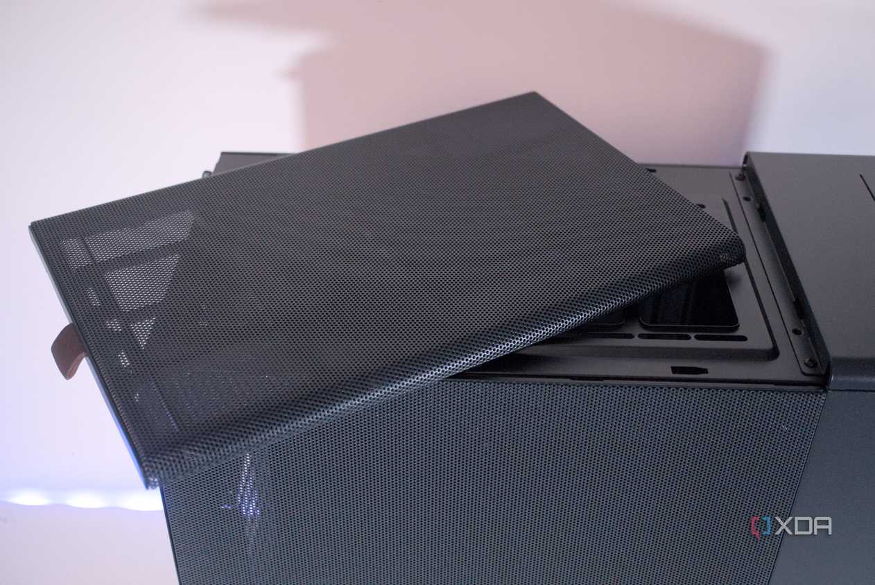 Removing the Fractal Design North top panel