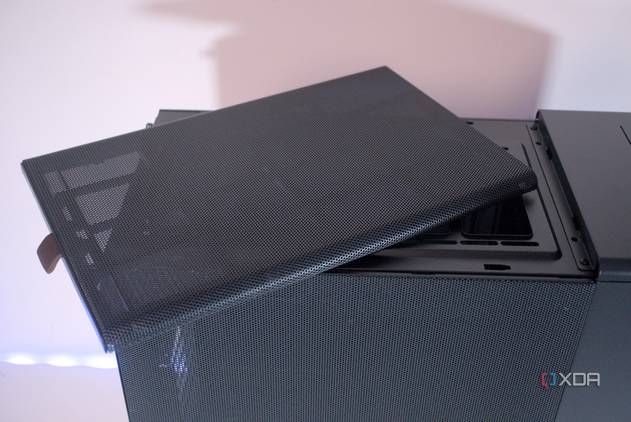 Removing the Fractal Design North top panel