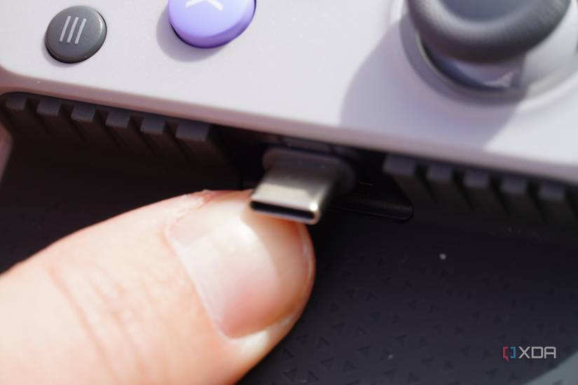 The flexible USB-C port on the G8 Galileo.