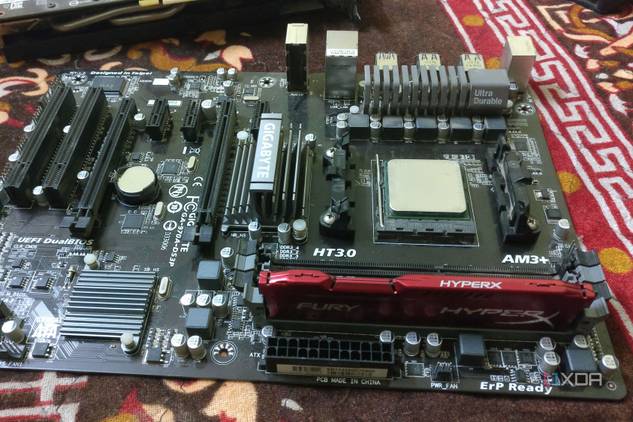An image of a Gigabyte motherboard with AMD CPU and HyperX RAM.