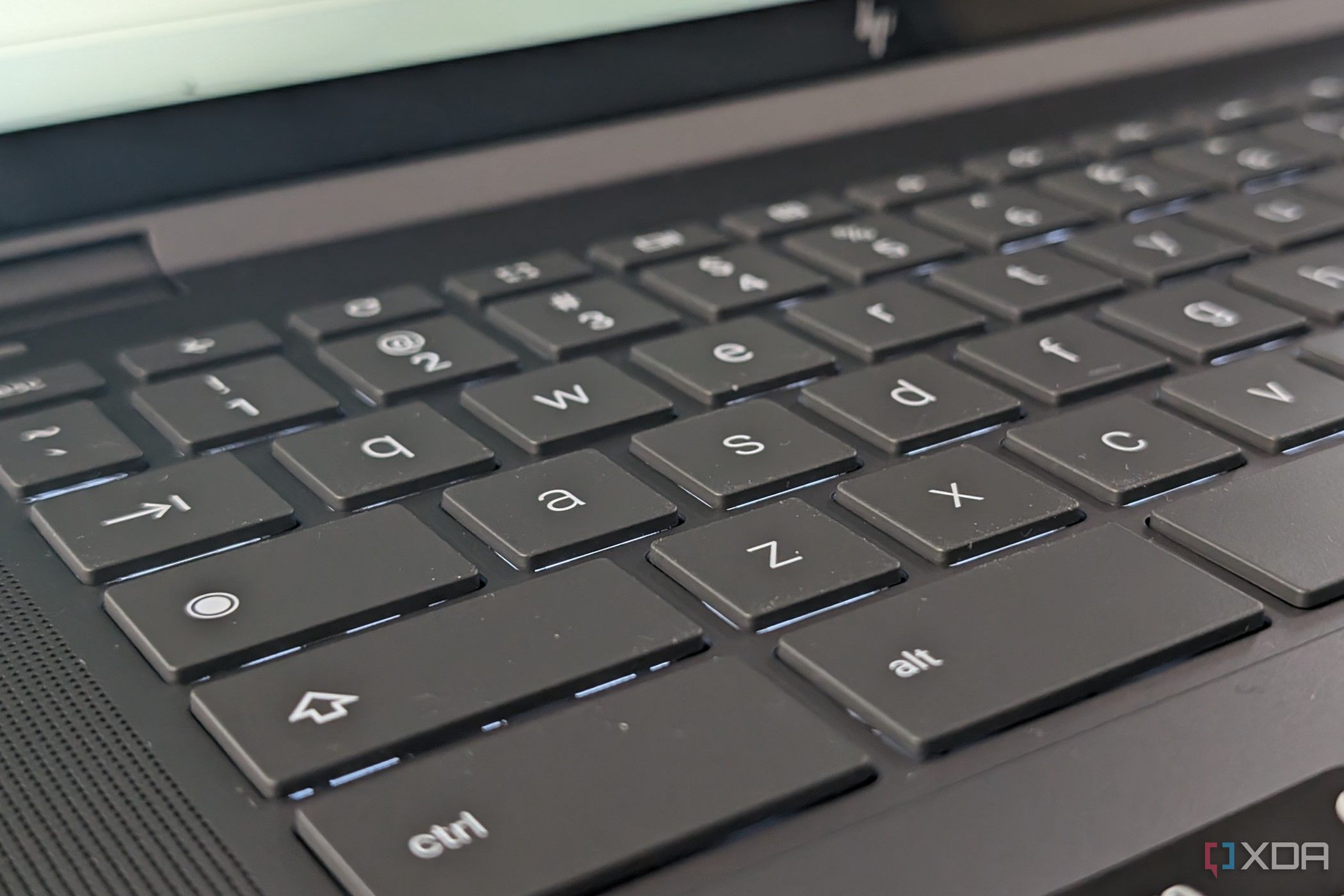 El teclado retroiluminado de la computadora portátil HP Chromebook Plus x360 14ct, que muestra el botón de encendido a la izquierda