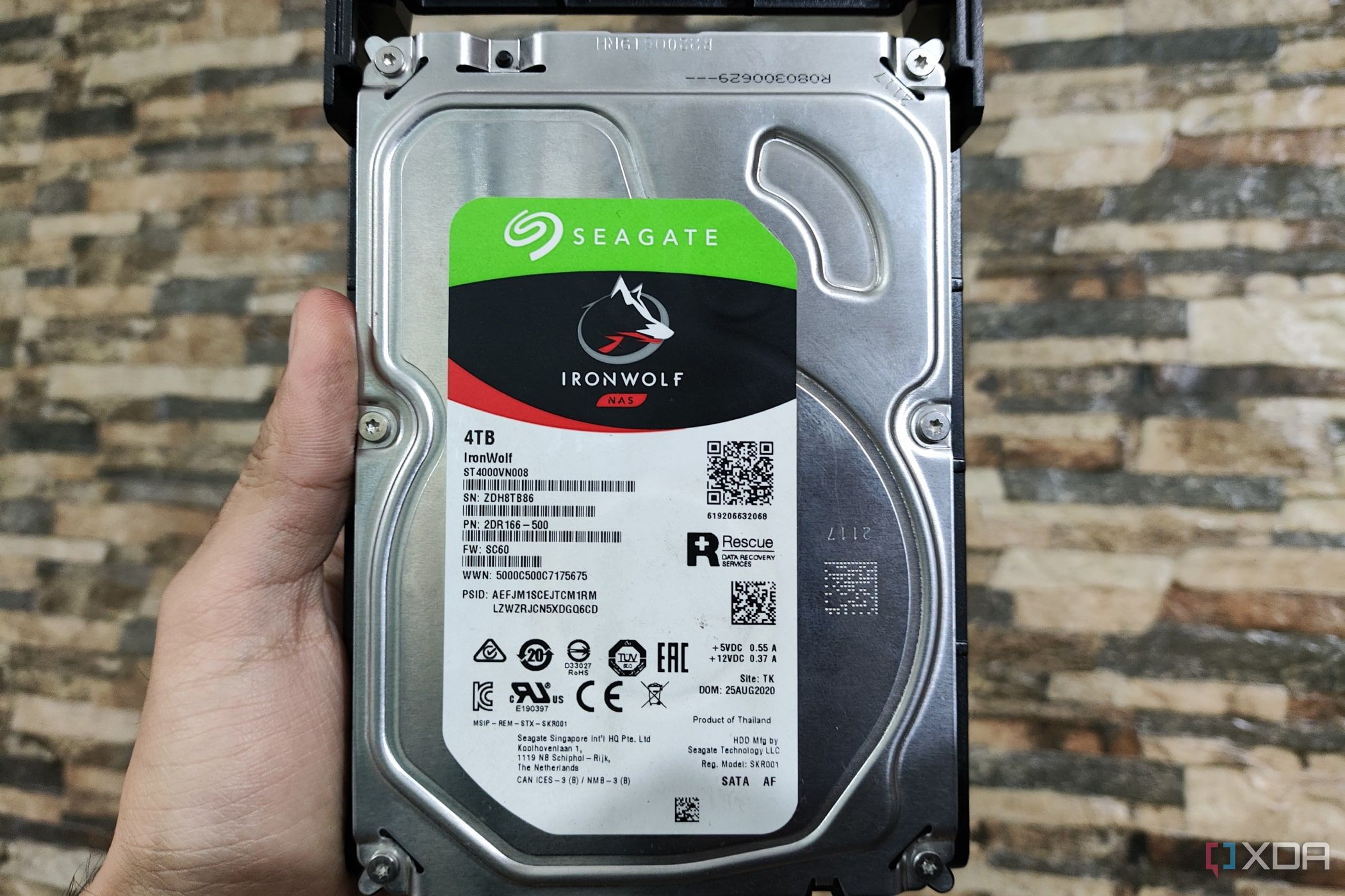 Una persona sosteniendo un disco duro NAS Seagate IronWolf