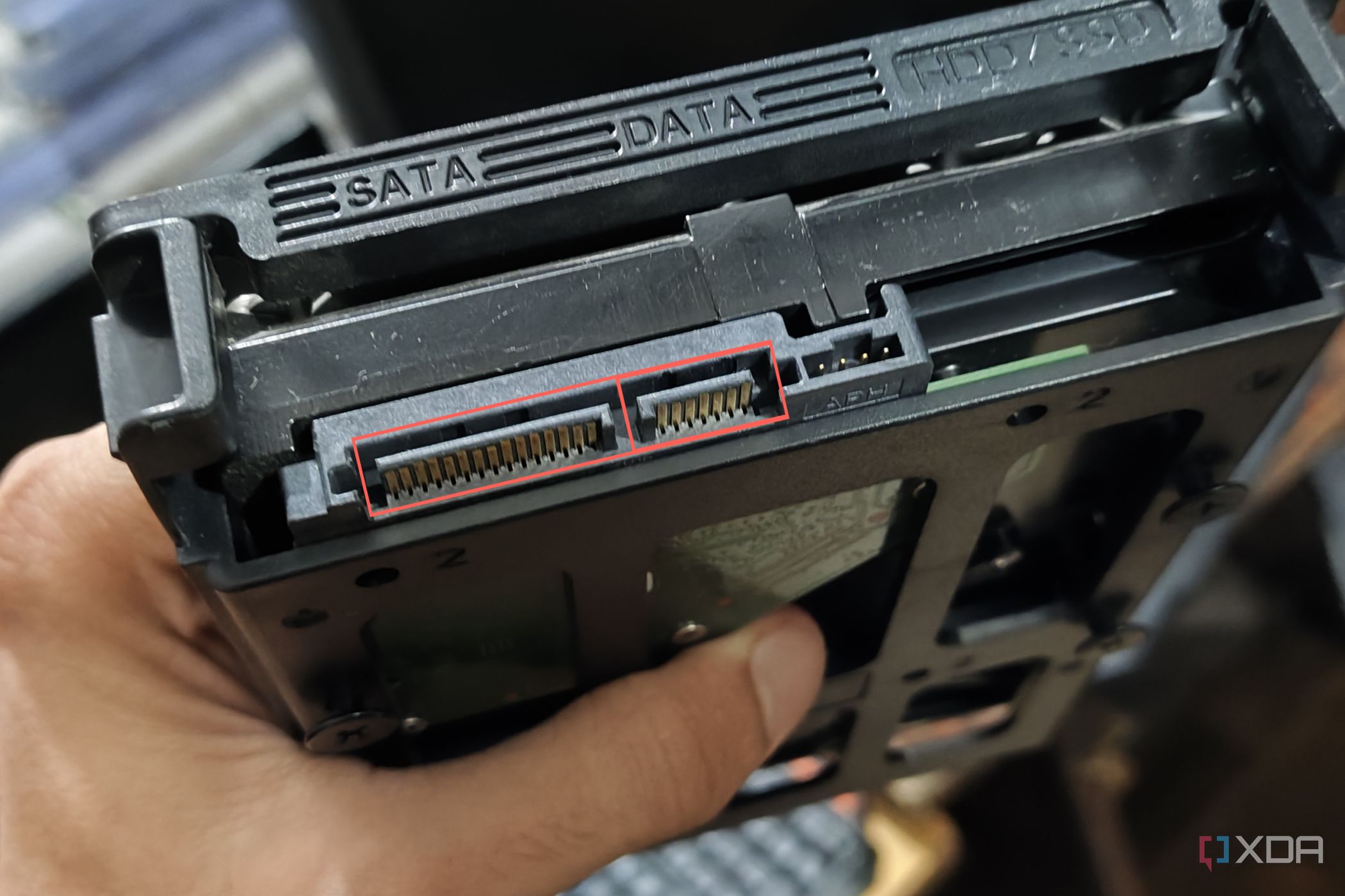 An image of the SATA data and power connectors of an HDD