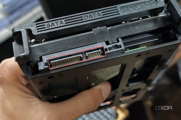 An image of the SATA data and power connectors of an HDD