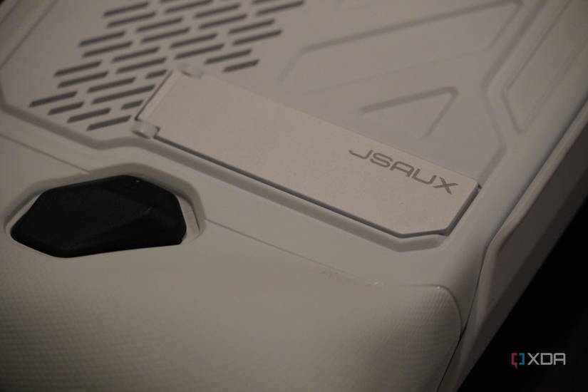 The kickstand on the Jsaux ModCase for the ROG Ally.