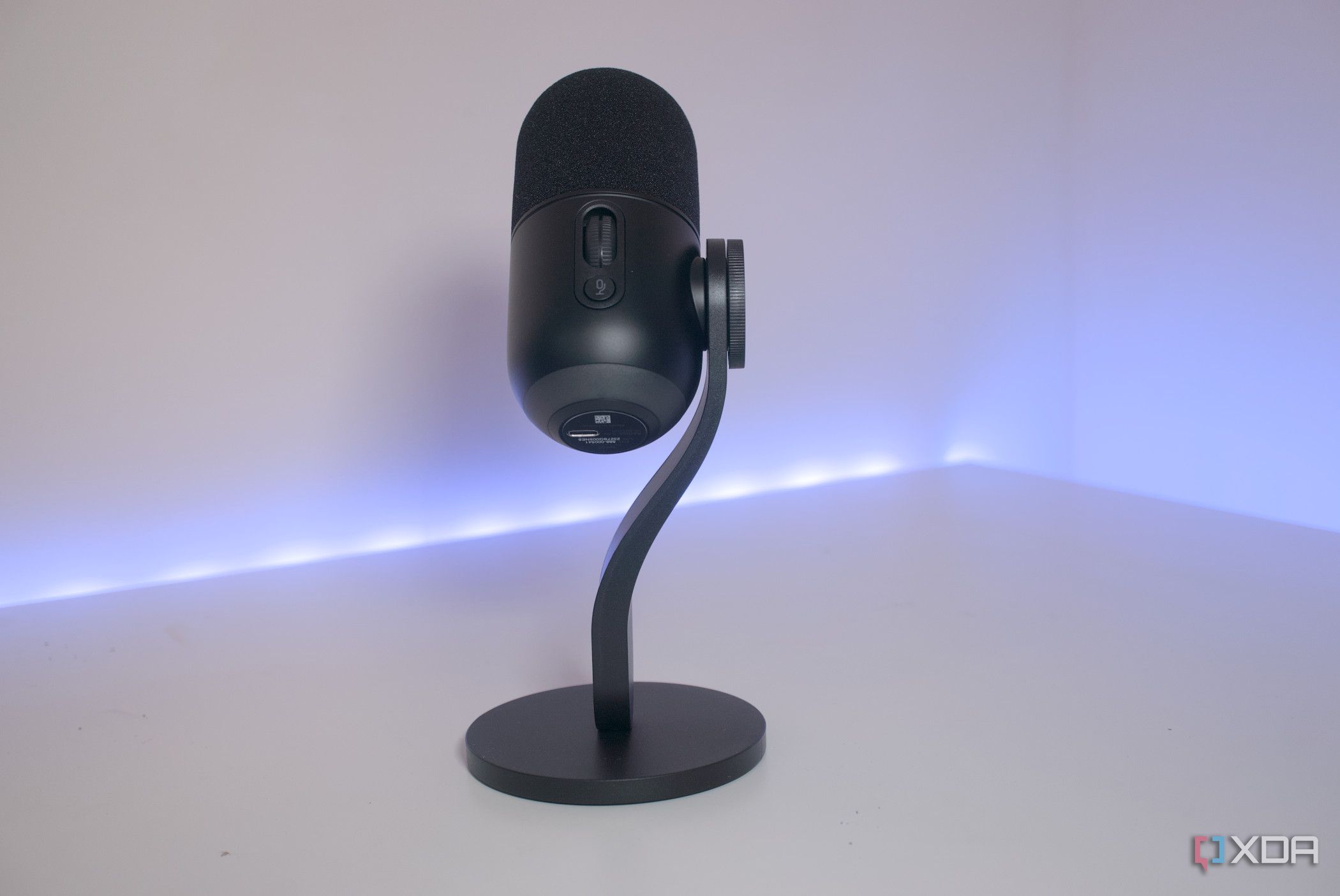 Front wide shot of the Logitech Yeti GX