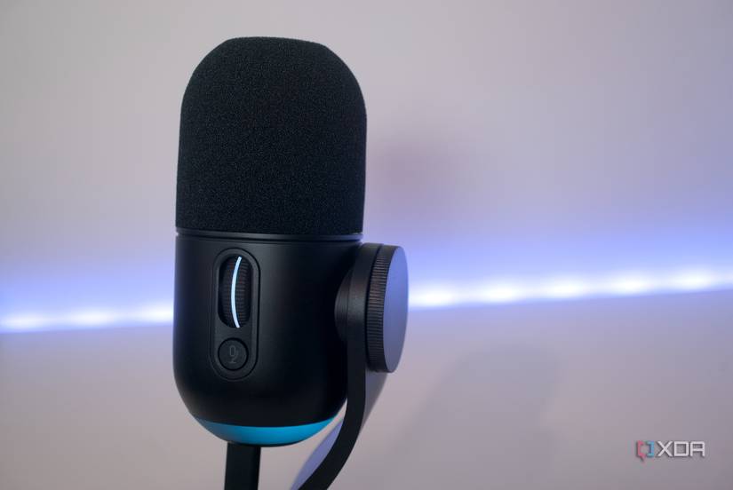 Front controls on the Logitech Yeti GX