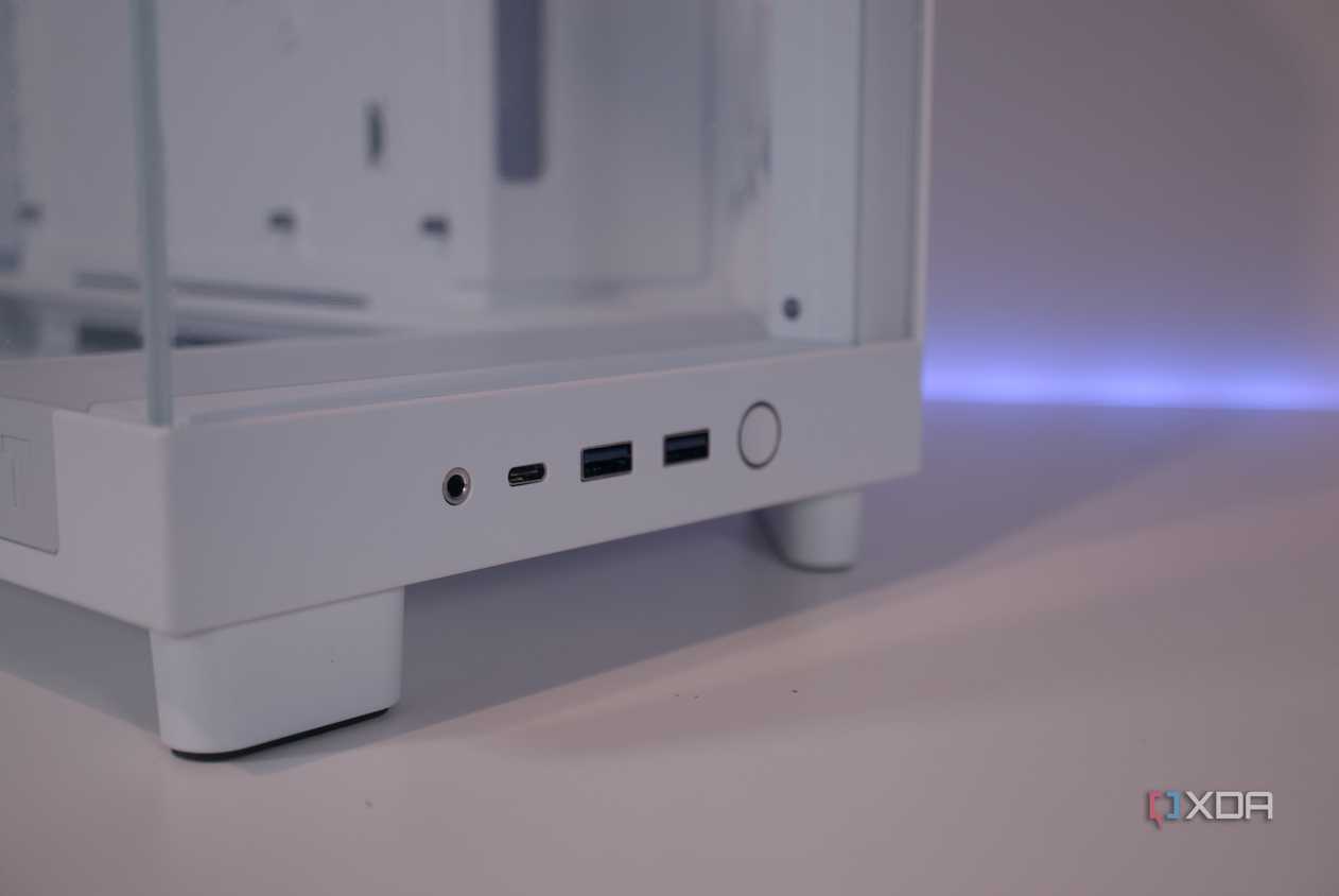 NZXT H6 Flow RGB front I/O