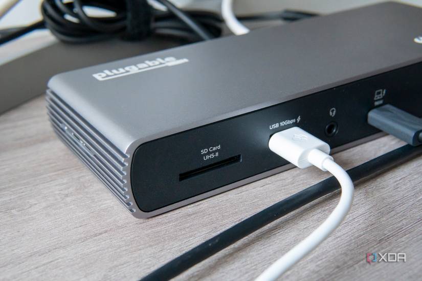 Close-up view of the SD card reader on the Plugable TBT4-UDX1 docking station