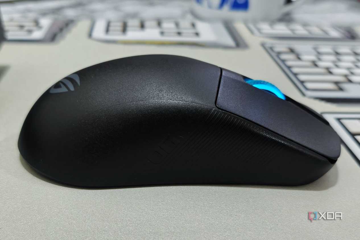 An image showing the right side profile of the ROG Harpe Ace Aim Lab Edition mouse.