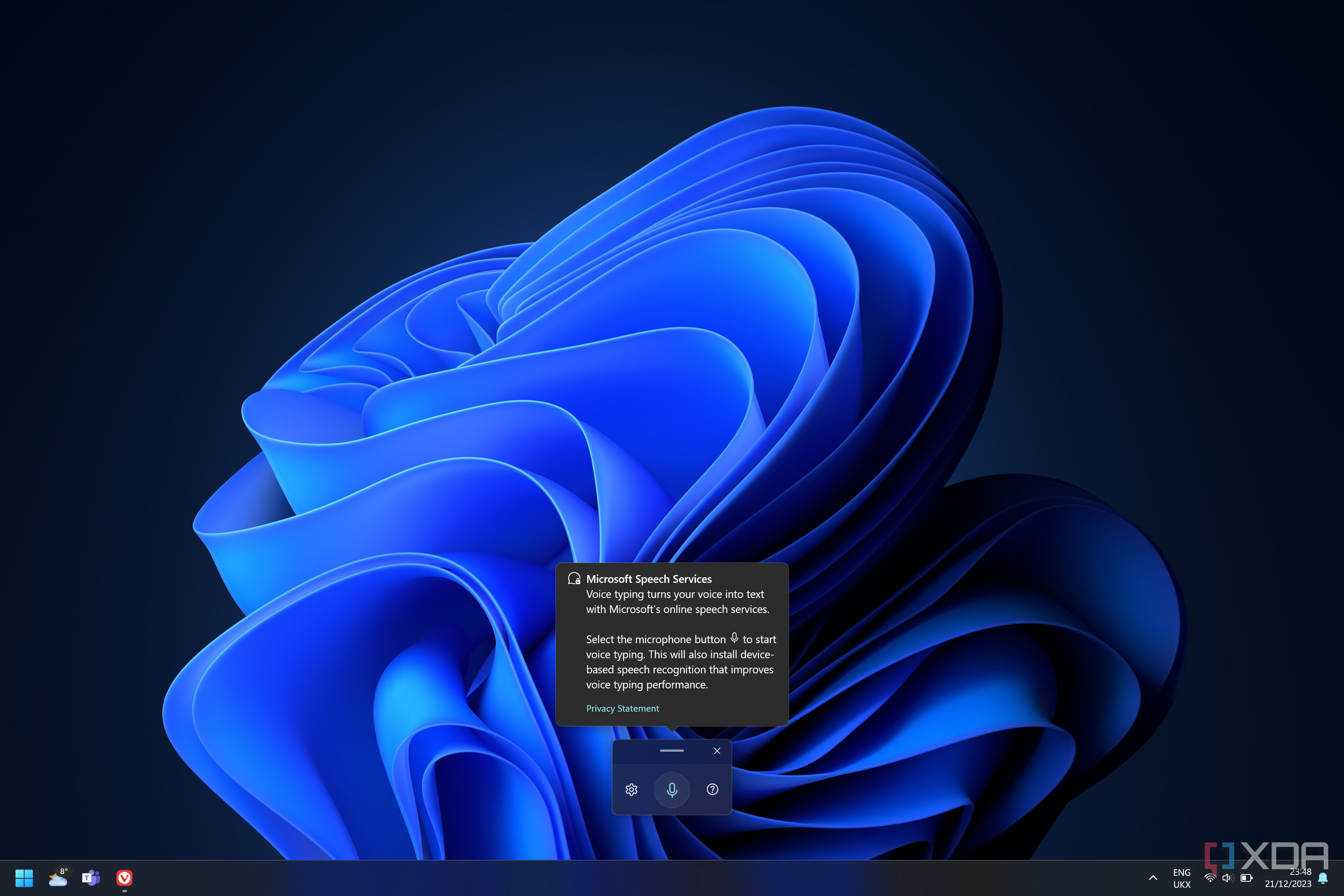 Screenshot of a Windows 11 desktop displaying the voice dictation dialog