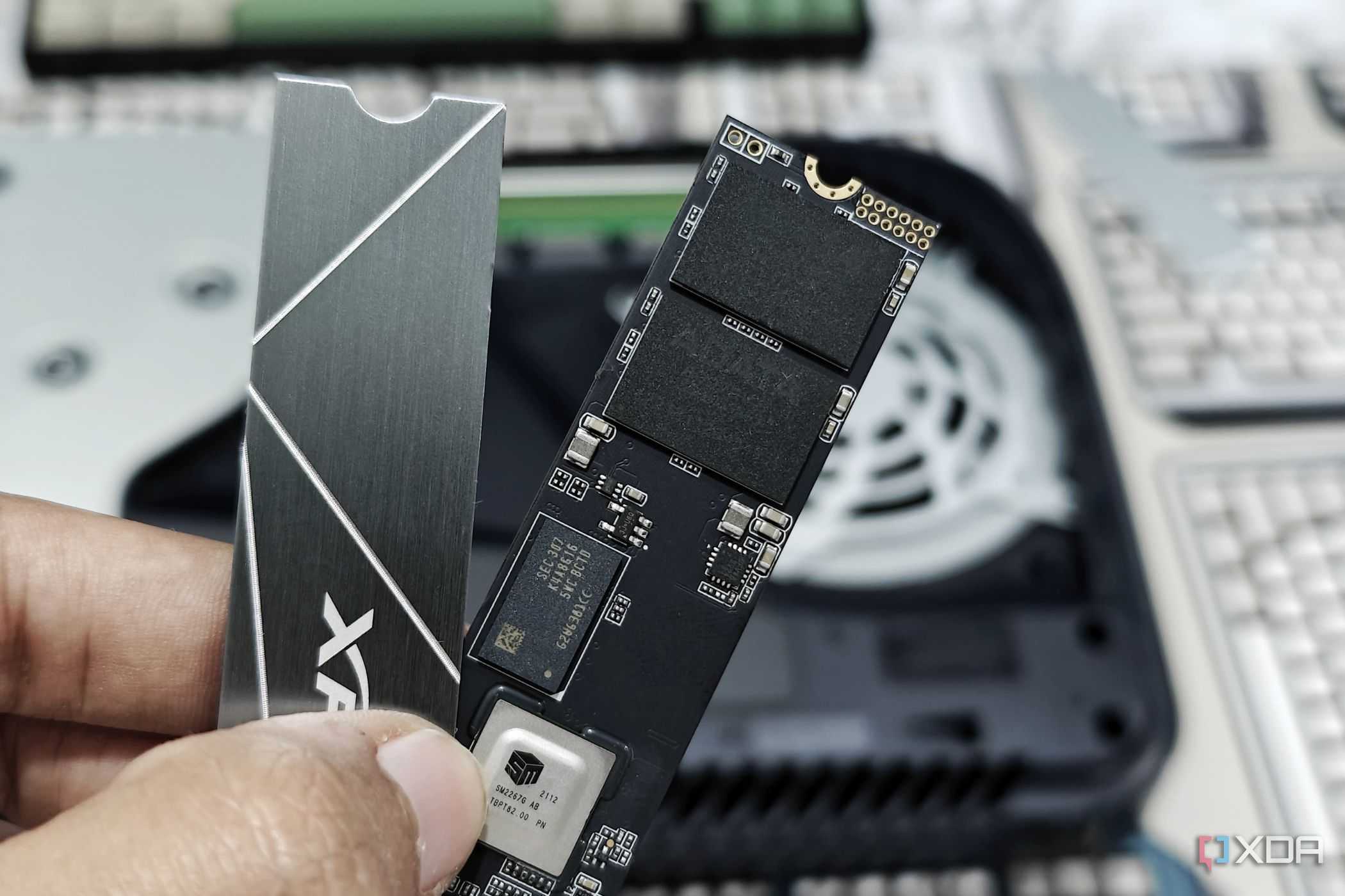 An image showing the XPG Gammix S50 LITE SSD and its heatsink.