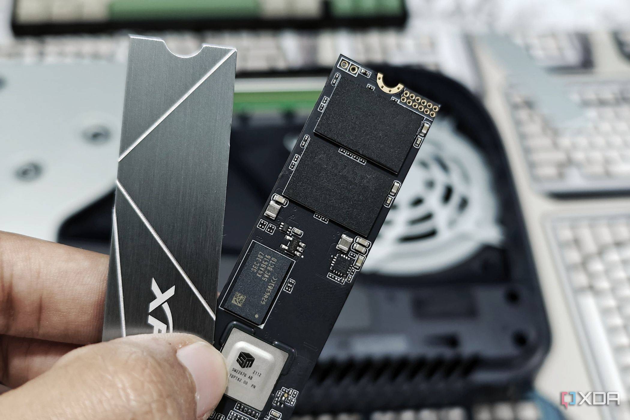 An image showing the XPG Gammix S50 LITE SSD and its heatsink.