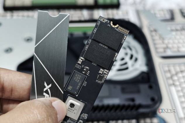 An image showing the XPG Gammix S50 LITE SSD and its heatsink.
