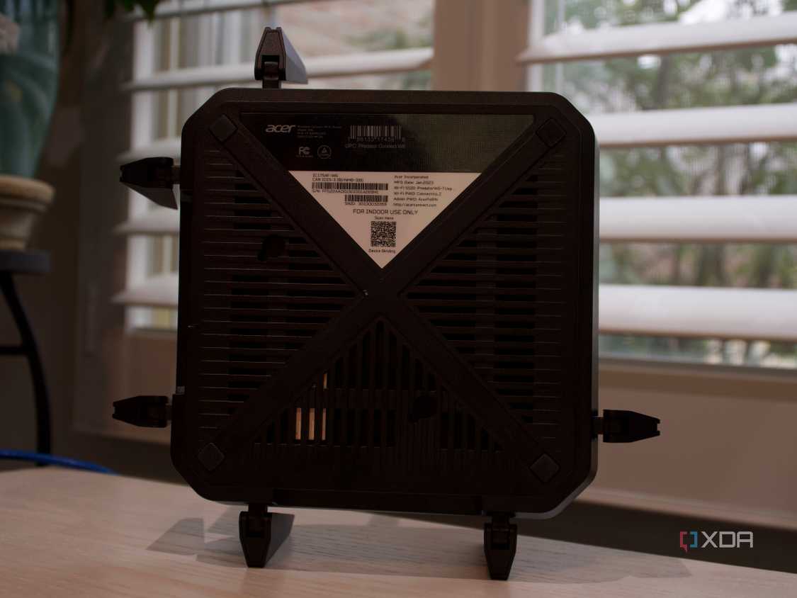 Acer Predator Connect W6 router bottom with wall-mount holes
