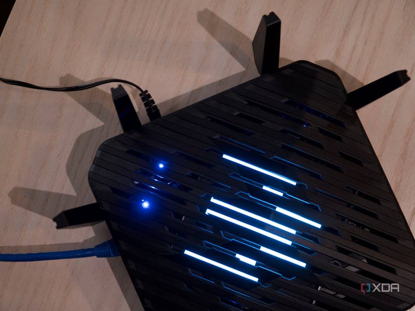 Acer Predator Connect W6 lights next to antennas for calibration