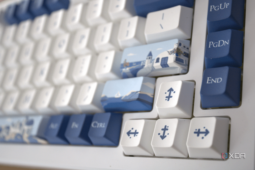 The Akko Santorini keyboard with as seen from the side, with the arrow keys in full focus