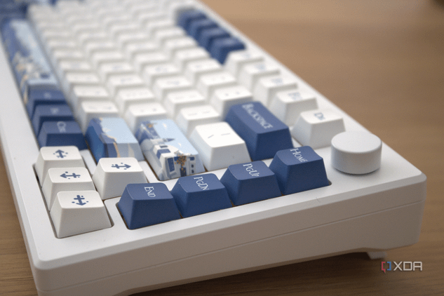 A close up image of the Akko Santorini focusing on the arrow keys and artwork keycaps