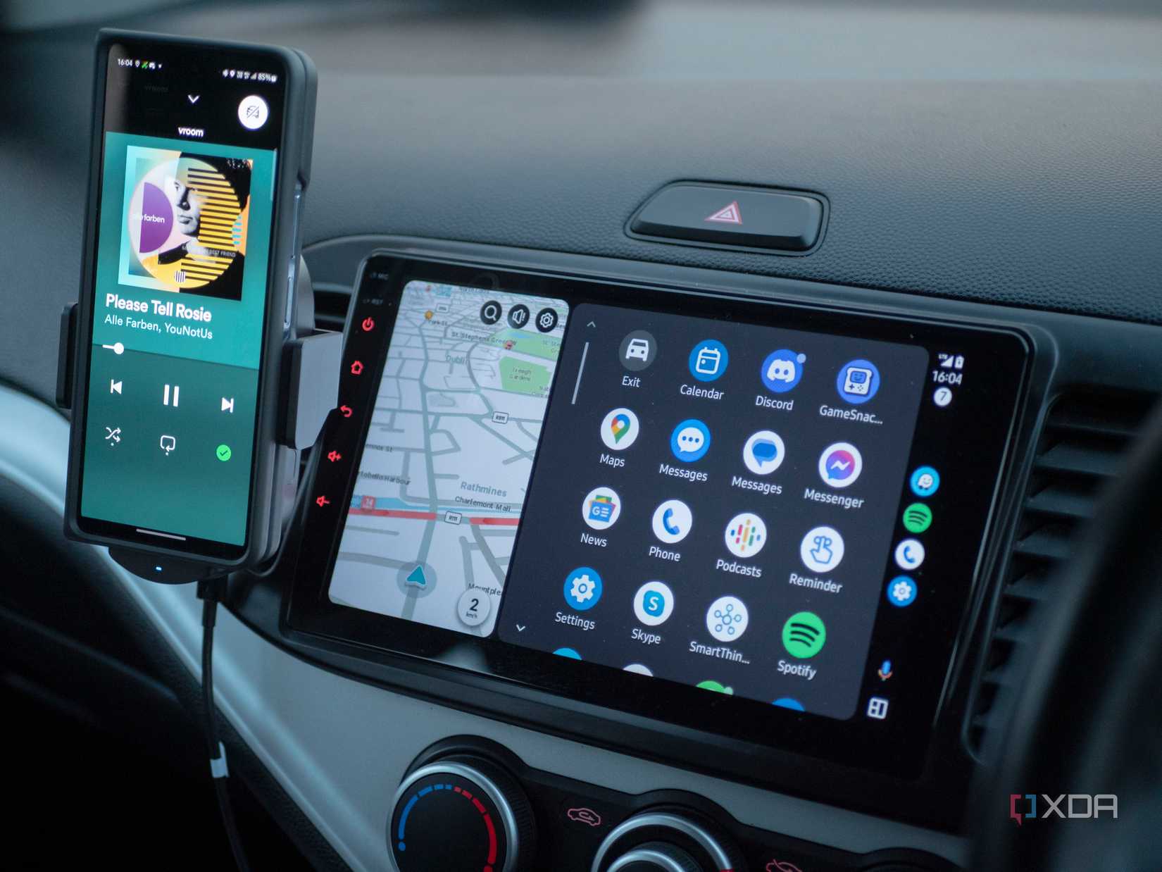 L'unité principale de voiture Android installée dans la Kia Picanto 2015 affiche la liste des applications Android Auto