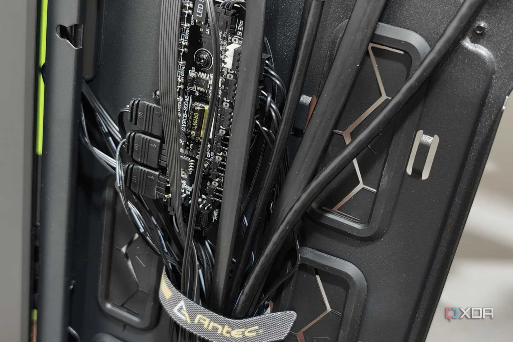 Una imagen que muestra algunos cables ordenados ordenadamente dentro del Antec P20C.