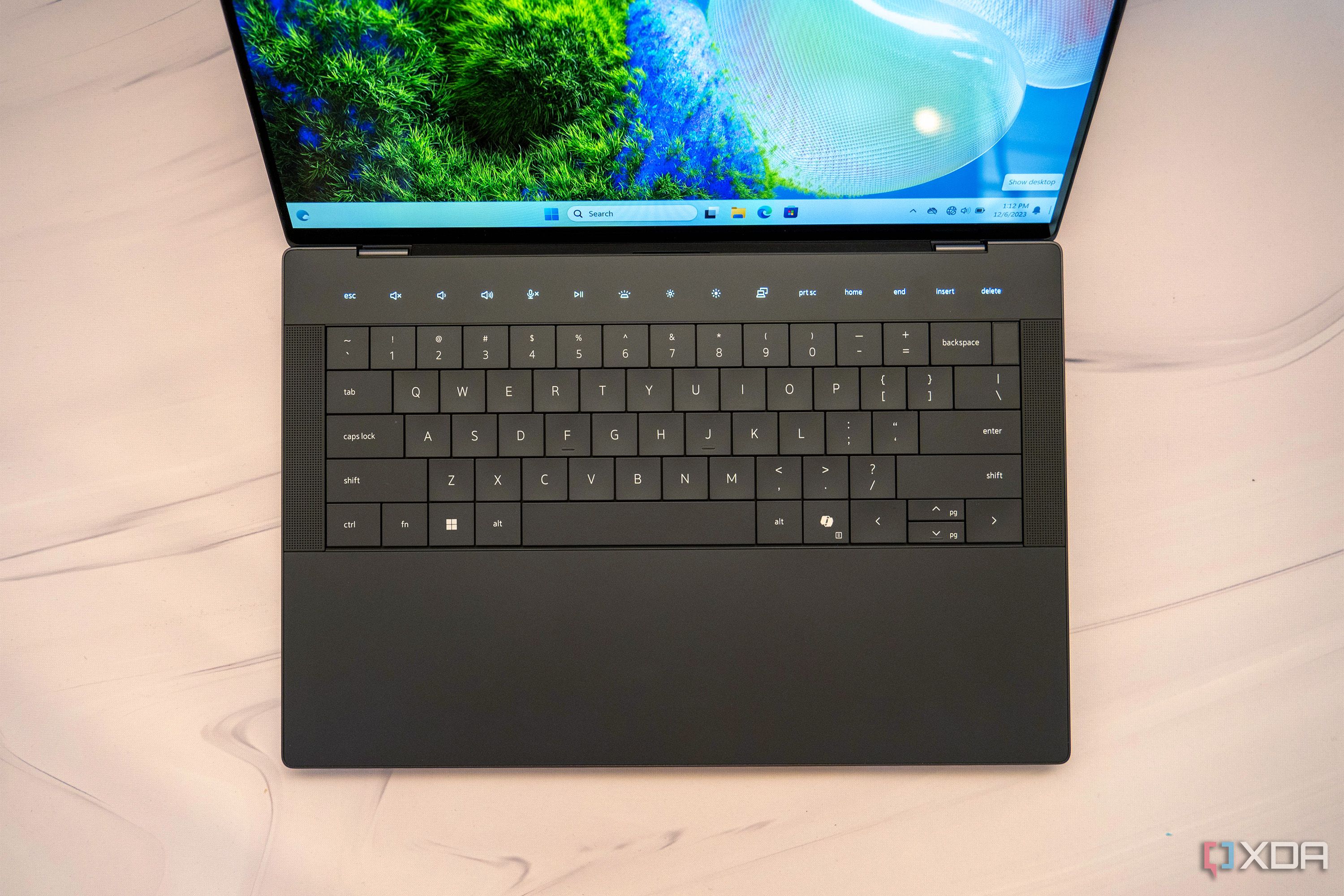 Vista aérea del Dell XPS 14 en grafito