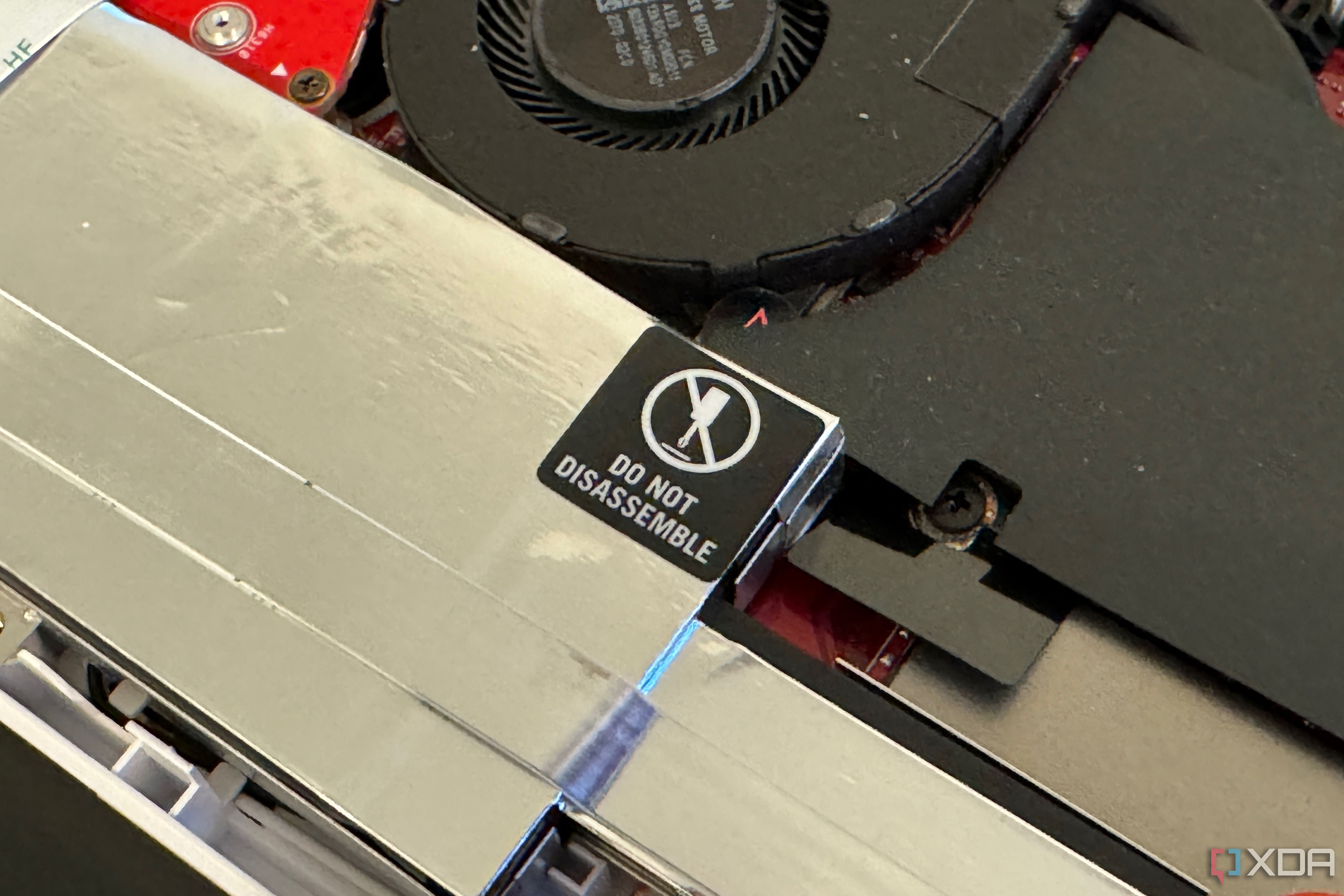 The warning sticker on the ROG Ally.