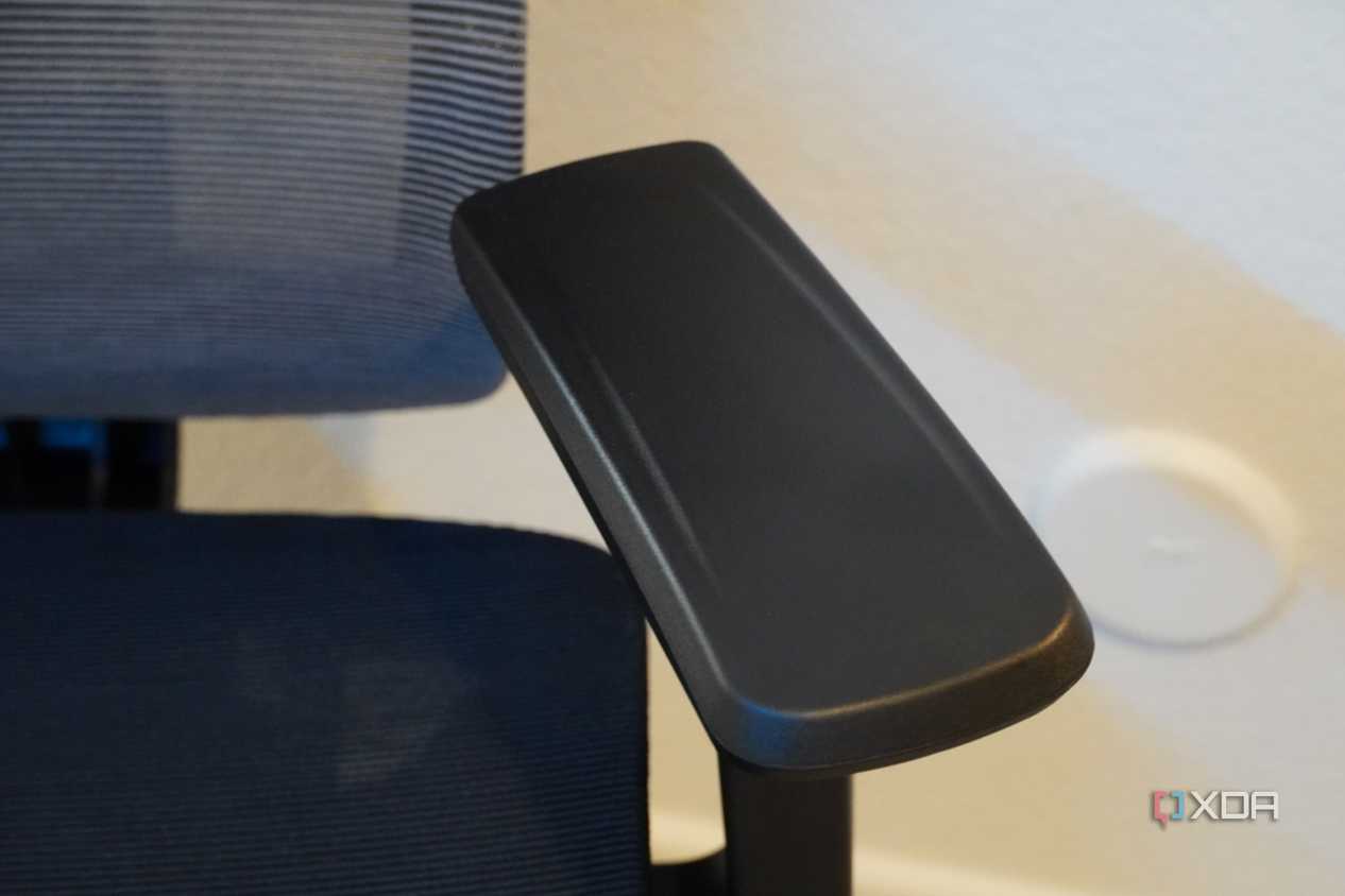 The arm rest on the FlexiSpot C7.