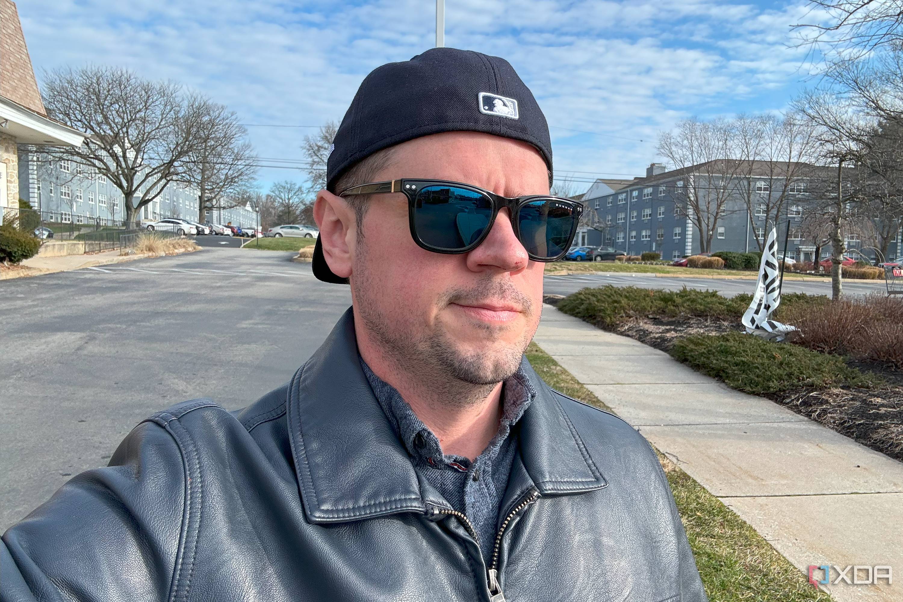 Man standing outside wearing Giunnar Optiks Cupertino in shades mode