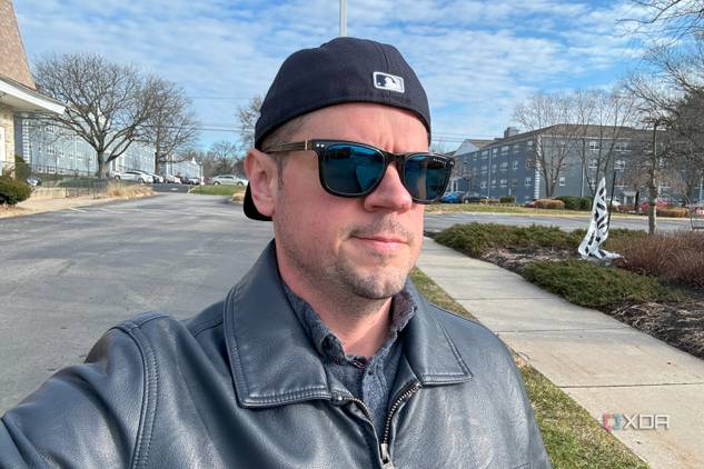 Man standing outside wearing Giunnar Optiks Cupertino in shades mode