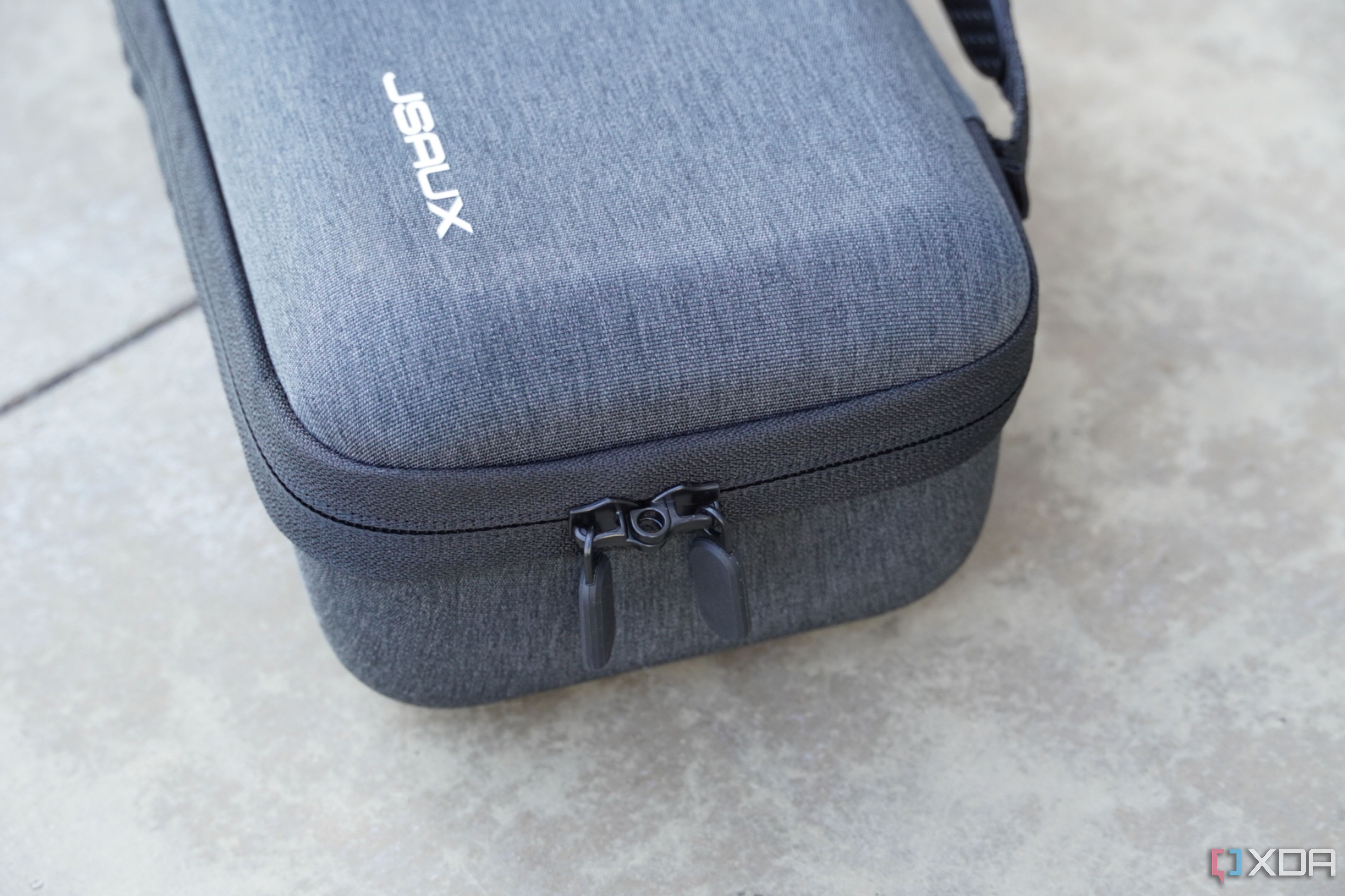 The zippers on the Jsaux Carrying Case. 