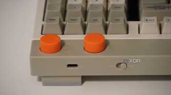 The USB-C port and knobs on the Lofree Block keyboard.