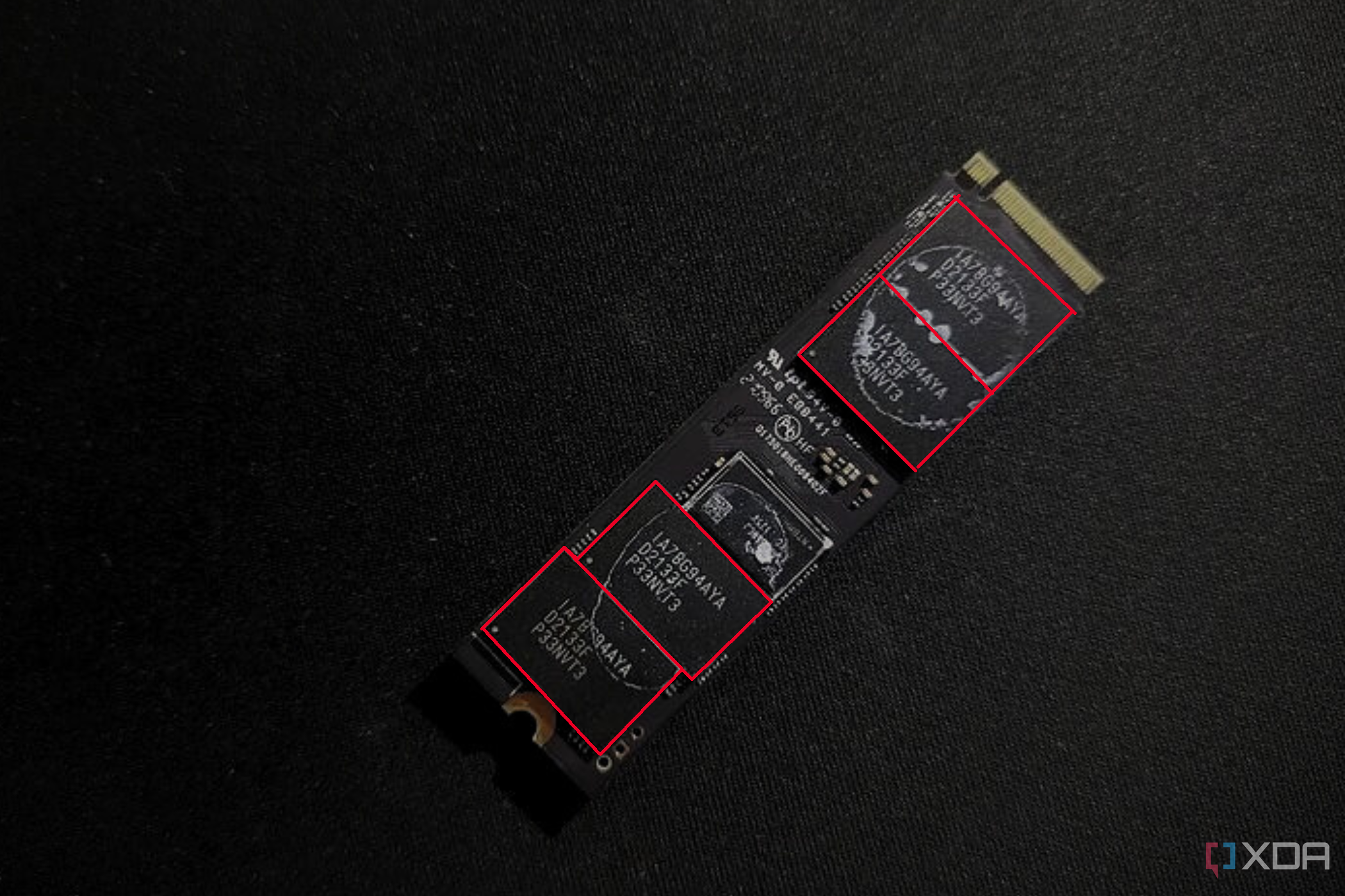 Imagen que muestra los chips NAND Flash en un MSI Spatium M480 sobre un fondo negro