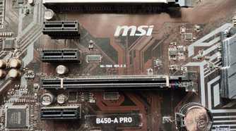 An image of a motherboard with the PCIe slots highlighted.