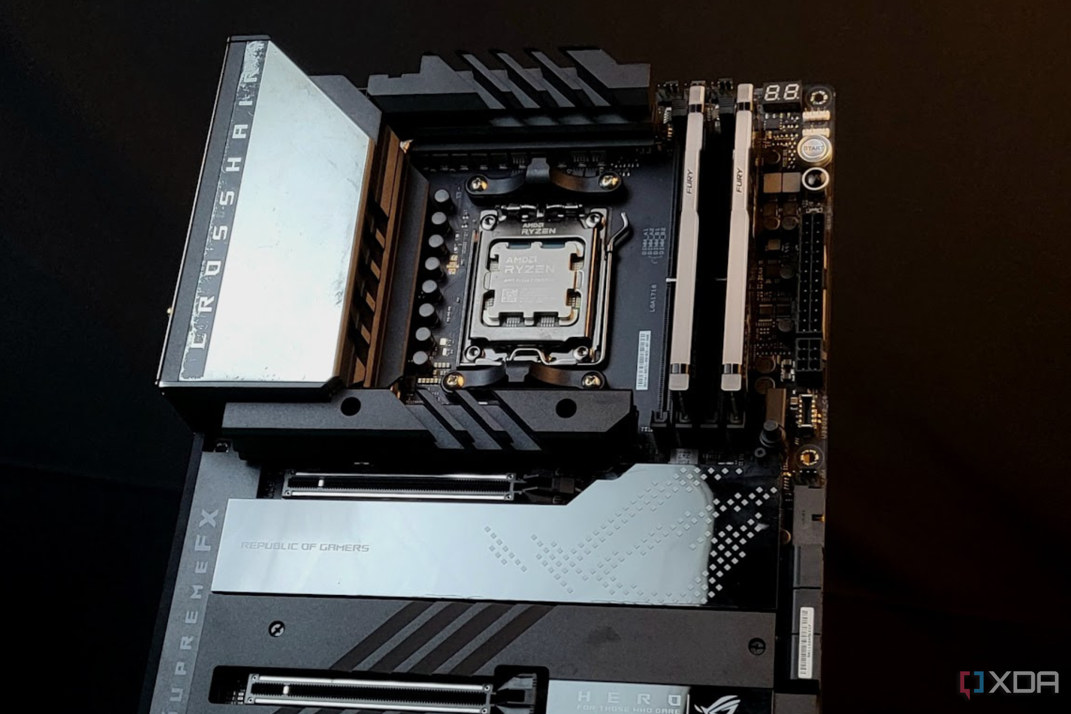 AMD Ryzen 7800X3D instalado en una placa base ASUS ROG Crosshair X670 E Extreme capturado sobre un fondo negro