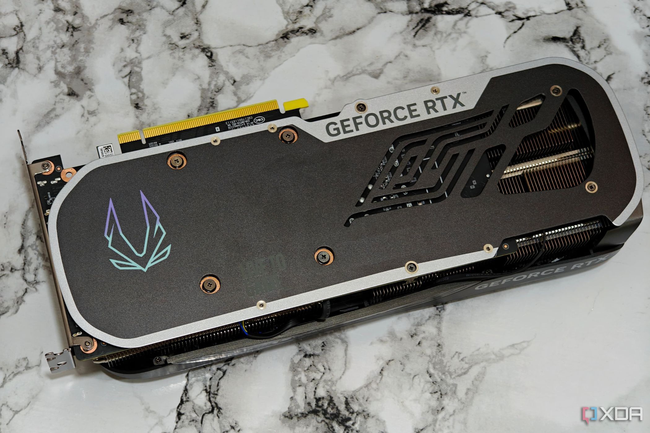 Una imagen que muestra la placa posterior de la GPU Zotac Gaming GeForce RTX 4070 Super Trinity Black Edition.