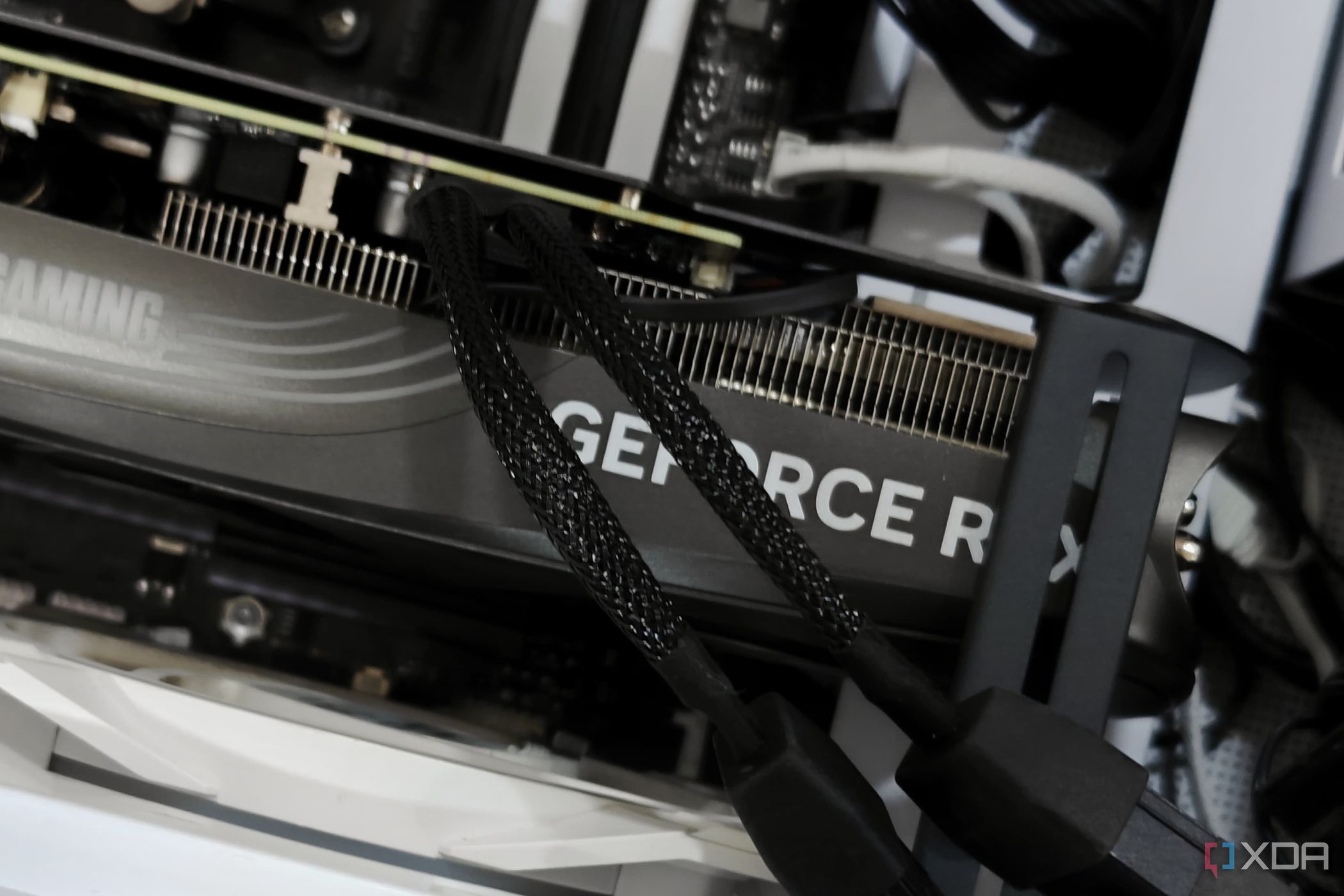 Una imagen que muestra una GPU Zotac Gaming GeForce RTX 4070 Super Trinity Black Edition instalada en una computadora.