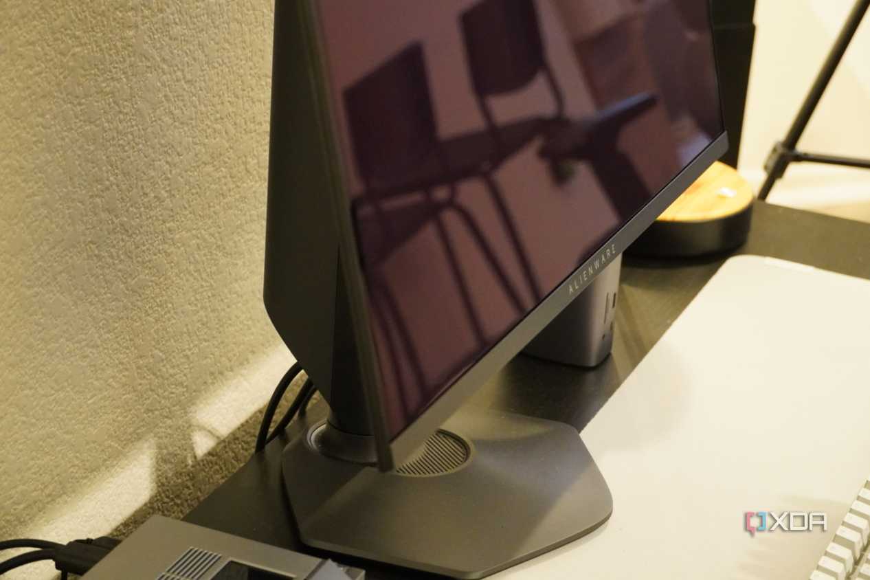 The bottom half of the Alienware QD-OLED 27.