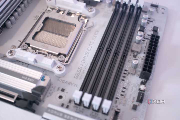 Gigabyte B650 Aorus Elite AX Ice RAM DIMM Slots