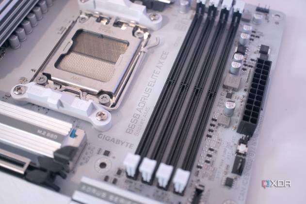 Gigabyte B650 Aorus Elite AX Ice RAM DIMM Slots
