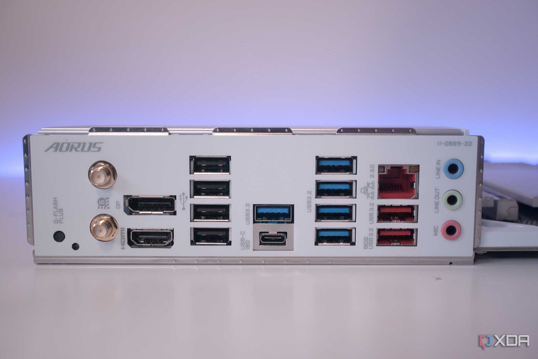 Gigabyte B650 Aorus Elite AX Ice rear I/O