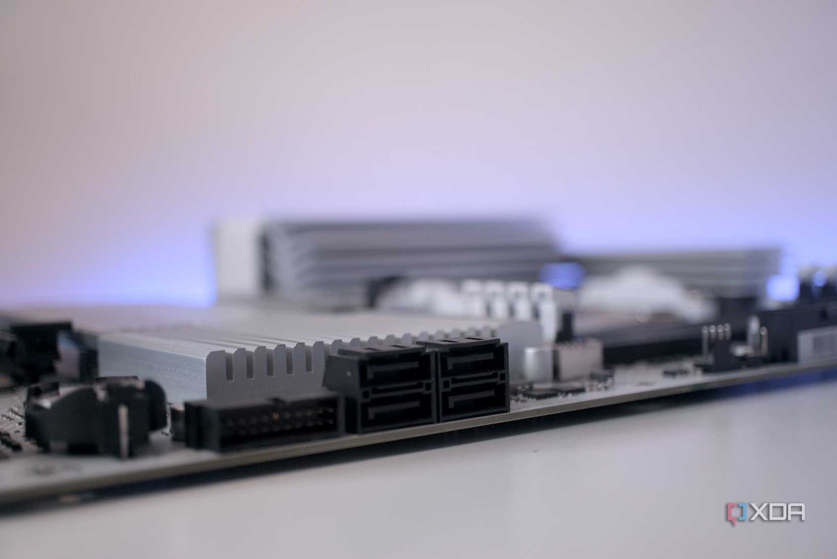 Una imagen centrada en los puertos SATA del Gigabyte B650 Aorus Elite AX Ice.