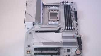 Top view of the Gigabyte B650 Aorus Elite AX Ice