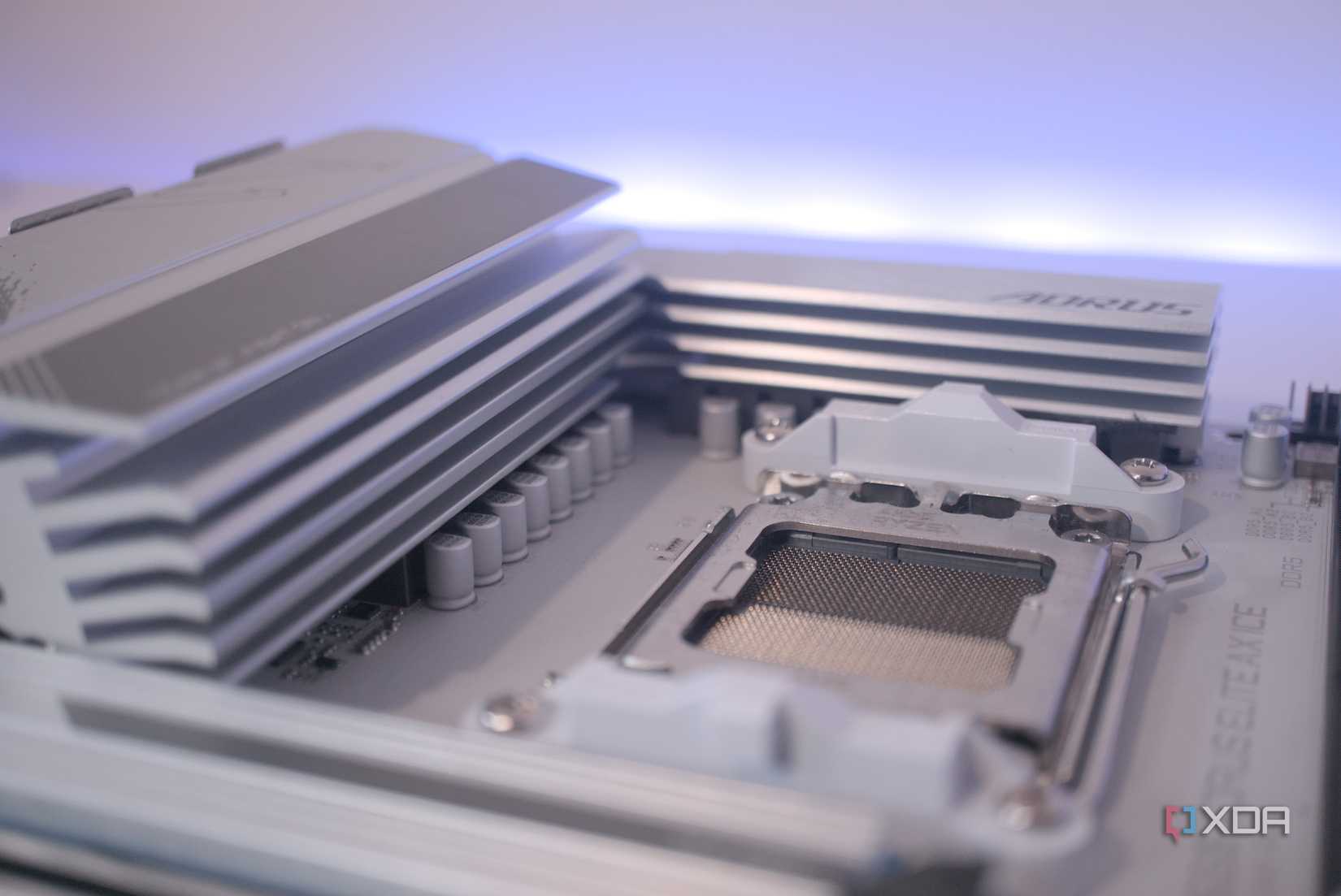 An image featuring the Gigabyte B650 Aorus Elite AX Ice VRM heatsink.