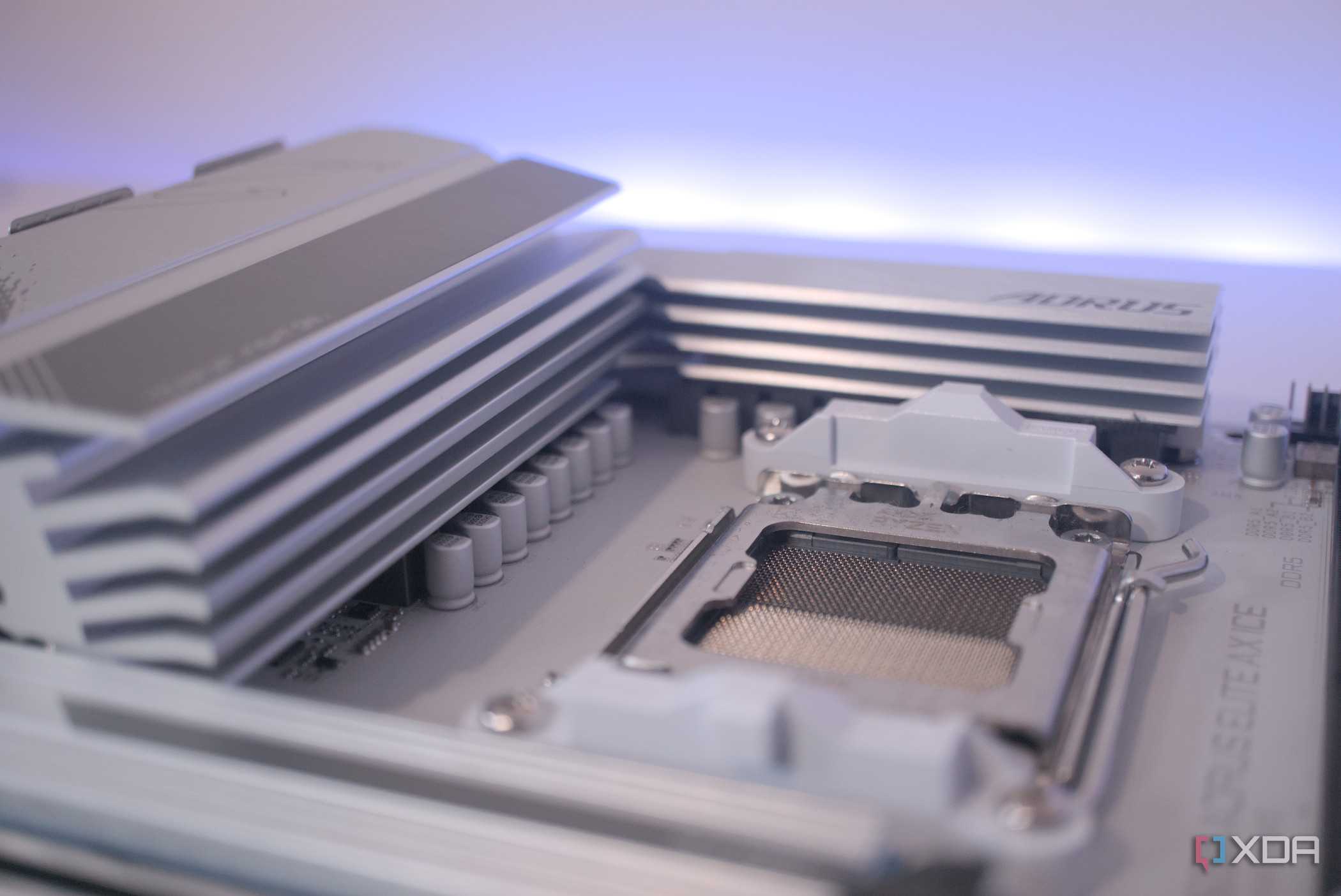 An image featuring the Gigabyte B650 Aorus Elite AX Ice VRM heatsink.