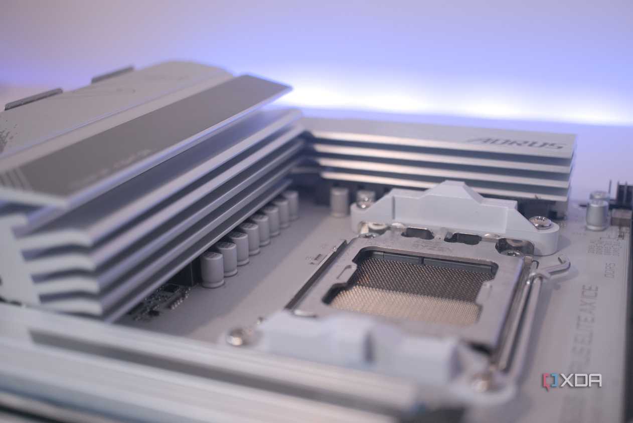 Gigabyte B650 Aorus Elite AX Ice VRM heatsinks