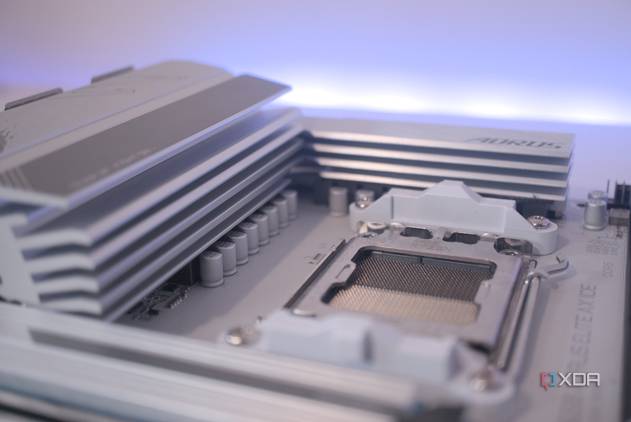 Gigabyte B650 Aorus Elite AX Ice VRM heatsinks
