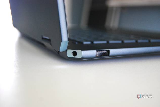 HP Spectre x360 16 (2024) angled port